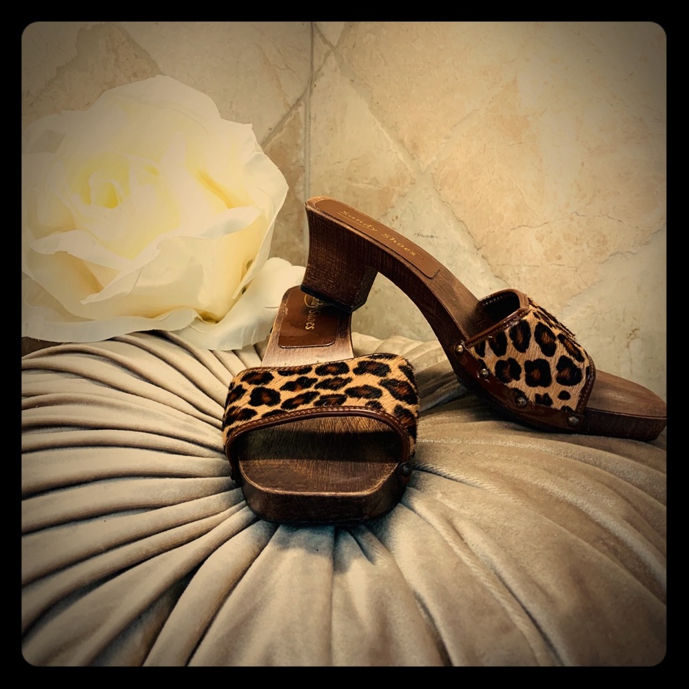 Leopard leather sandals.